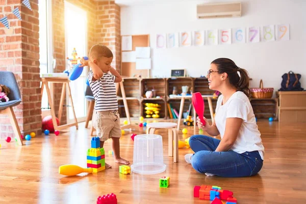 Beautiful Teacher Toddler Boy Playing Drum Using Skitlle Plastic Basket — Stockfoto