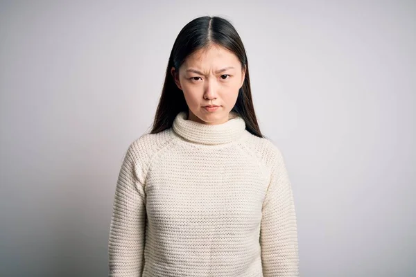 Jonge Mooie Aziatische Vrouw Dragen Casual Trui Staan Geïsoleerde Achtergrond — Stockfoto