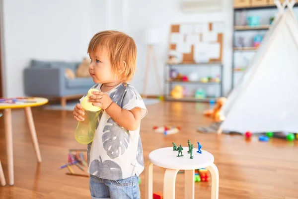 Schattige Peuter Met Voerfles Rond Veel Speelgoed Kleuterschool — Stockfoto