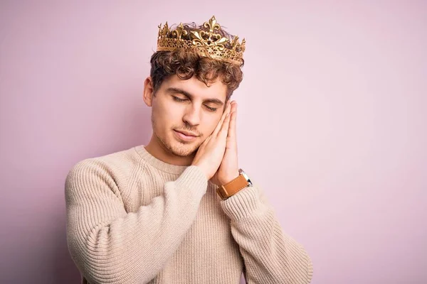 Young Blond Man Curly Hair Wearing Golden Crown King Pink — Stok fotoğraf