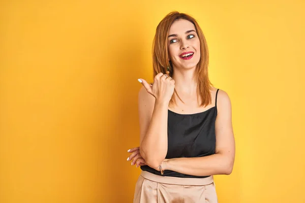 Ruiva Caucasiana Mulher Negócios Sobre Amarelo Isolado Fundo Sorrindo Com — Fotografia de Stock