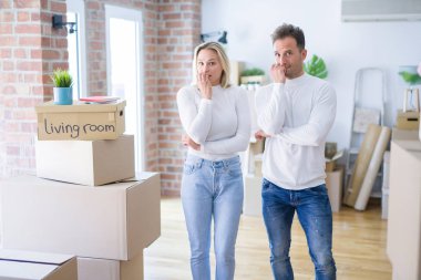 Genç ve güzel bir çift, yeni evlerinde karton kutuların etrafında dikiliyorlar. Gergin ve gergin görünüyorlar. Elleri ağızlarında, tırnaklarını yiyorlar. Endişe sorunu.