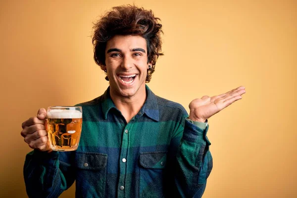 Νεαρός Όμορφος Άντρας Πίνει Μπύρα Στέκεται Πάνω Από Απομονωμένο Κίτρινο — Φωτογραφία Αρχείου