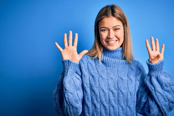 Junge Schöne Blonde Frau Trägt Winterlichen Wollpullover Über Blauem Hintergrund — Stockfoto