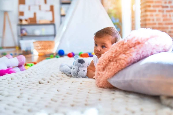 Anaokulunda Mutlu Güzel Bir Bebek Etrafta Renkli Oyuncaklar Yatıyor — Stok fotoğraf