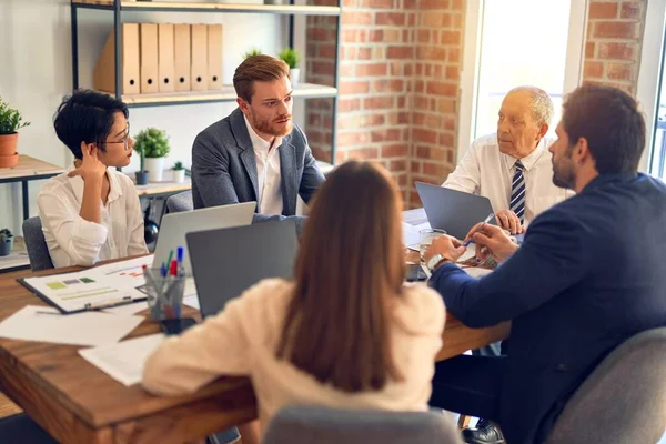 Grupo Trabajadores Empresariales Que Trabajan Juntos Sentado Escritorio Usando Ordenador — Foto de Stock