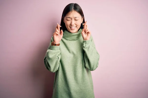 Jonge Mooie Aziatische Vrouw Draagt Groene Winter Trui Roze Gesoldeerde — Stockfoto