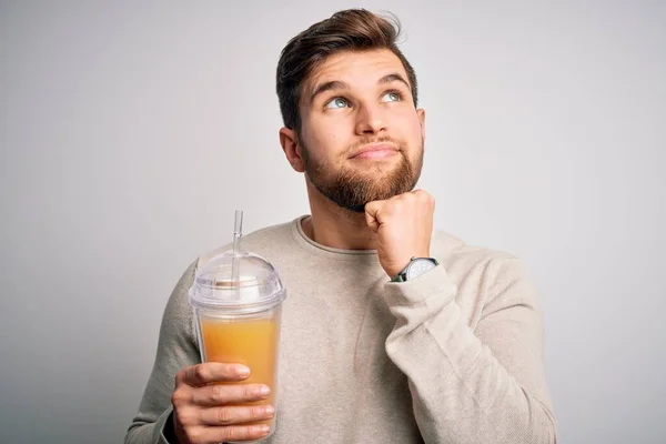 Jovem Loiro Com Barba Olhos Azuis Bebendo Smoothie Laranja Saudável — Fotografia de Stock