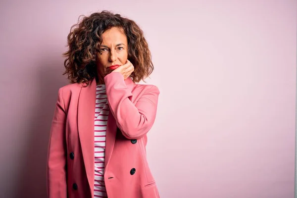 Middle Age Beautiful Businesswoman Wearing Elegant Jacket Isolated Pink Background — 스톡 사진