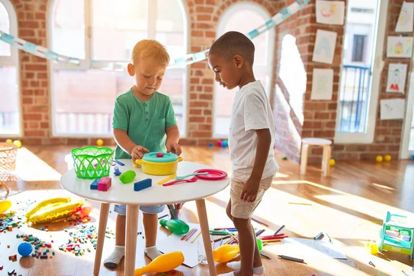 Adoráveis Crianças Brincando Torno Muitos Brinquedos Jardim Infância — Fotografia de Stock