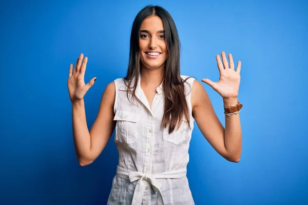 Jong Mooi Brunette Vrouw Dragen Casual Jurk Geïsoleerde Blauw Achtergrond — Stockfoto