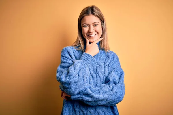 Jonge Mooie Blonde Vrouw Dragen Coltrui Gele Geïsoleerde Achtergrond Kijken — Stockfoto