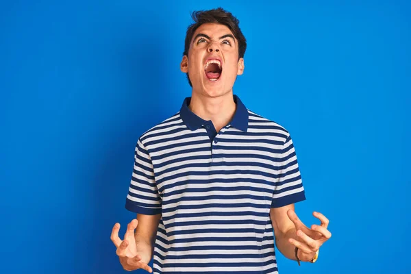 Teenager Junge Lässigem Shirt Vor Blauem Hintergrund Verrückt Und Verrückt — Stockfoto