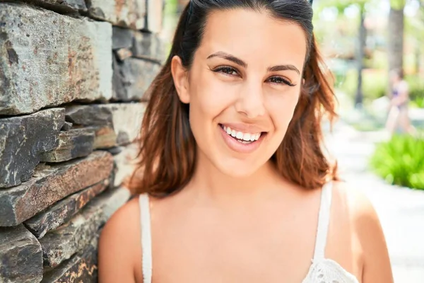 Joven Hermosa Mujer Sonriendo Feliz Disfrutando Día Soleado Verano Complejo —  Fotos de Stock