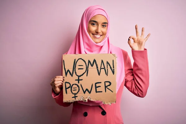 Young Activist Arab Woman Wearing Pink Muslim Hijab Holding Banner — Stok fotoğraf