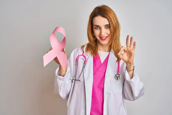 Rotschopf Kaukasischen Ärztin Hält Rosa Krebsband Über Isolierten Hintergrund Tun — Stockfoto