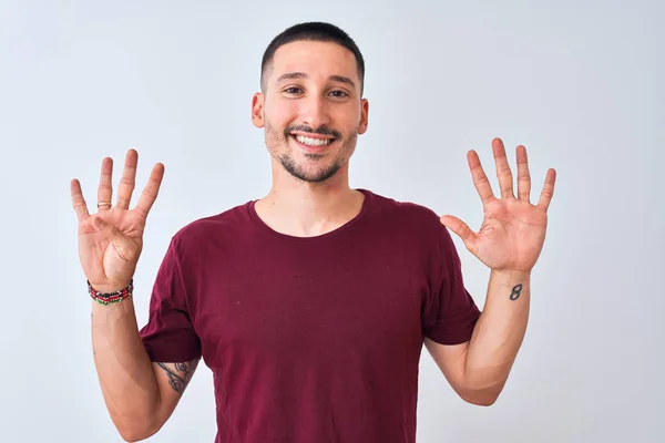 Jonge Knappe Man Staande Geïsoleerde Achtergrond Tonen Wijzen Met Vingers — Stockfoto