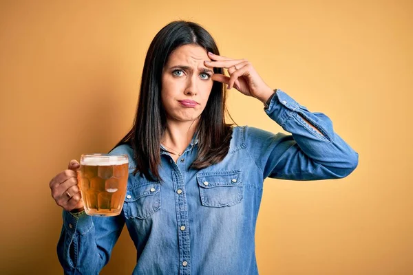 Jovem Com Olhos Azuis Bebendo Jarra Cerveja Sobre Fundo Amarelo — Fotografia de Stock