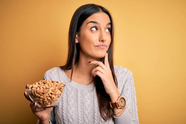 Jong Mooi Brunette Vrouw Holding Kom Met Pinda Geïsoleerde Geel — Stockfoto