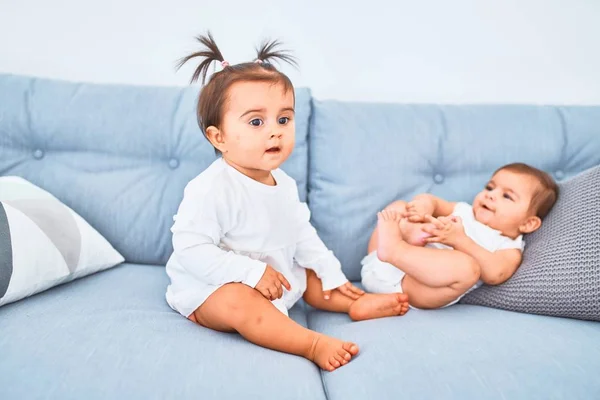 Güzel Bebek Mutlu Kızlar Ana Okulunda Kanepede Birlikte Oynuyorlar — Stok fotoğraf