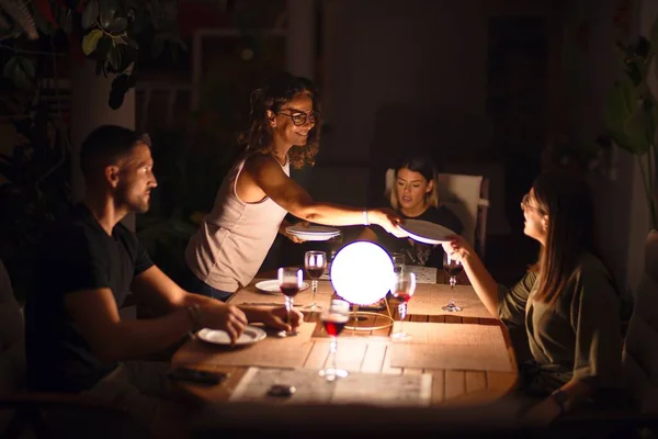 Güzel Bir Aile Akşam Yemeğinde Terasta Konuşuyor Gülümsüyor — Stok fotoğraf