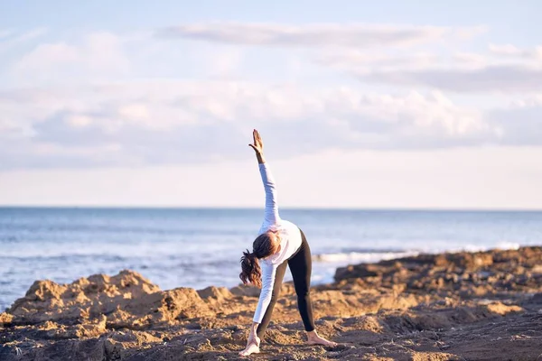 Joven Hermosa Deportista Practicando Yoga Entrenador Posturas Enseñanza Playa — Foto de Stock