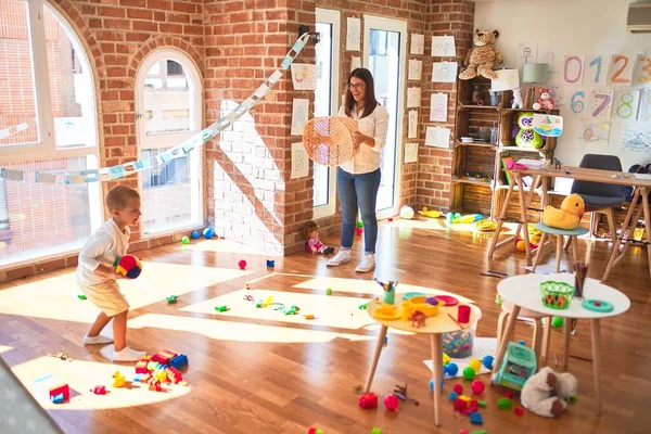 Bella Insegnante Bambino Che Gioca Basket Con Palla Cesto Vimini — Foto Stock