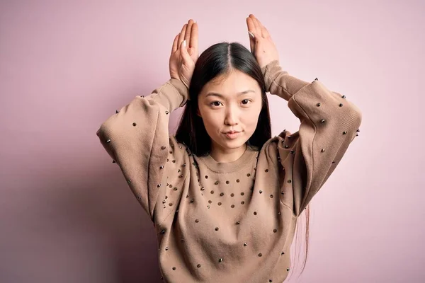 Young Beautiful Asian Woman Wearing Fashion Elegant Sweater Pink Solated — Stock Photo, Image