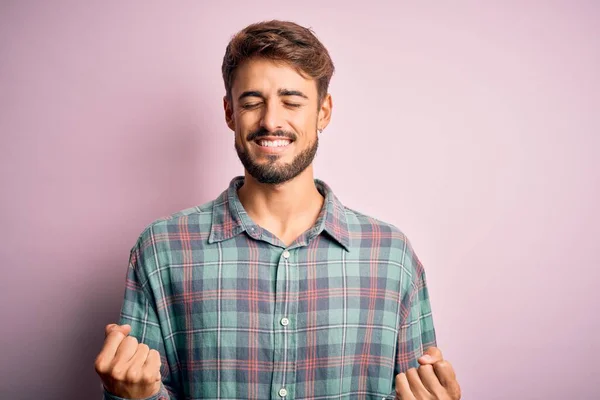 Mladý Pohledný Muž Vousy Neformální Košili Stojící Nad Růžovým Pozadím — Stock fotografie