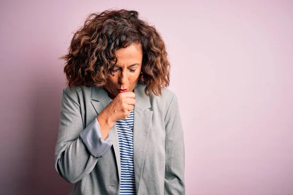 Middle Age Beautiful Businesswoman Wearing Elegant Jacket Isolated Pink Background — Stockfoto