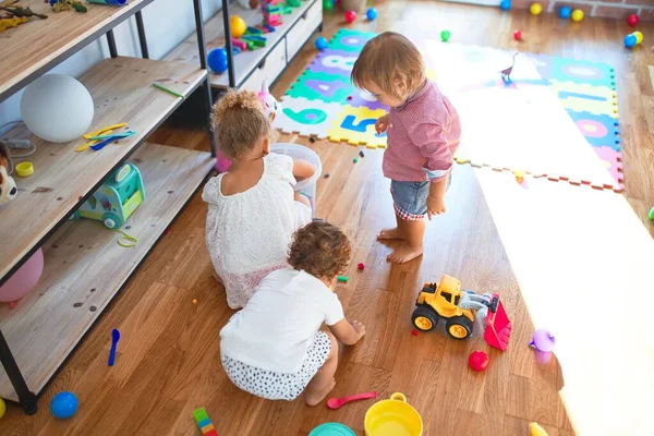 Adoráveis Crianças Brincando Torno Muitos Brinquedos Jardim Infância — Fotografia de Stock