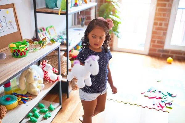 Bella Bambina Che Tiene Bambola Unicorno Carino All Asilo — Foto Stock