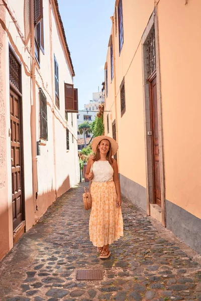 Fiatal Gyönyörű Romatikus Faluban Sétál Régi Város Utcájában Egy Napsütéses — Stock Fotó