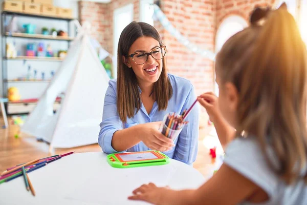 Ragazzina Caucasica Giocare Imparare Scuola Con Insegnante Sesso Femminile Madre — Foto Stock