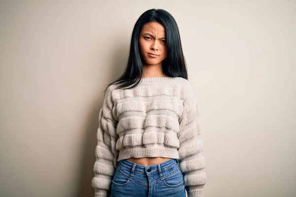 Junge Schöne Chinesin Lässigem Pullover Über Isoliertem Weißem Hintergrund Skeptisch — Stockfoto