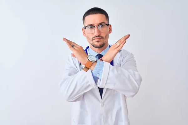 Młody Lekarz Noszący Stetoskop Odosobnionym Tle Odrzucenie Ekspresji Skrzyżowania Ramion — Zdjęcie stockowe