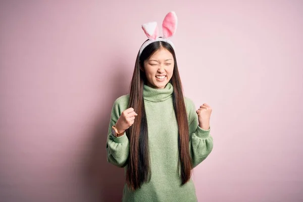 Jonge Aziatische Vrouw Draagt Schattige Paashaas Oren Roze Achtergrond Opgewonden — Stockfoto