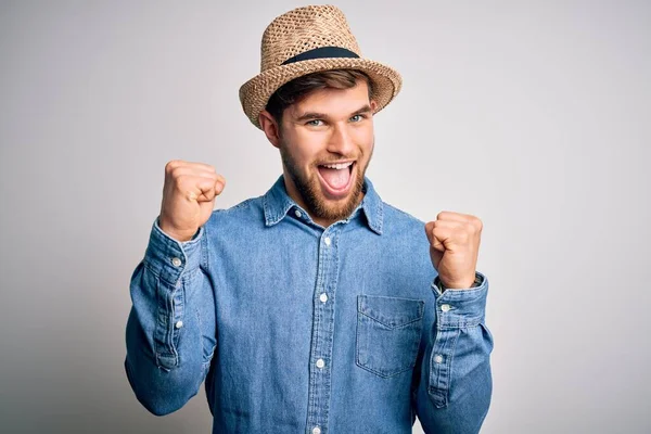 Joven Hombre Rubio Guapo Con Barba Ojos Azules Con Camisa —  Fotos de Stock