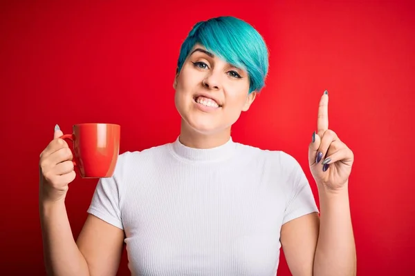 Jonge Vrouw Met Blauw Modehaar Drinken Van Een Kopje Koffie — Stockfoto