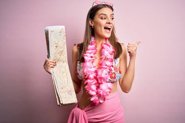 Junge Schöne Frau Urlaub Mit Bikini Und Hawaiianischem Lei Die — Stockfoto
