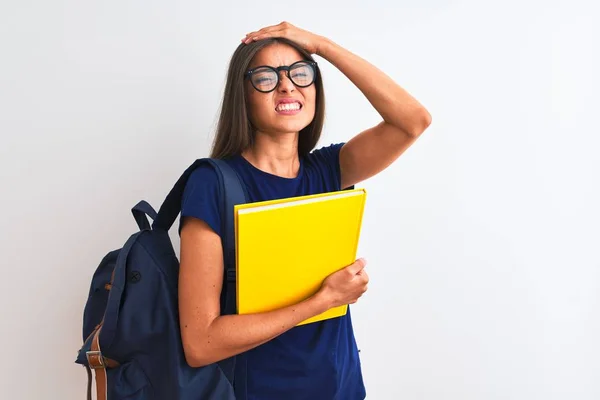 Junge Studentin Mit Rucksackbrille Buch Vor Isoliertem Weißen Hintergrund Gestresst — Stockfoto