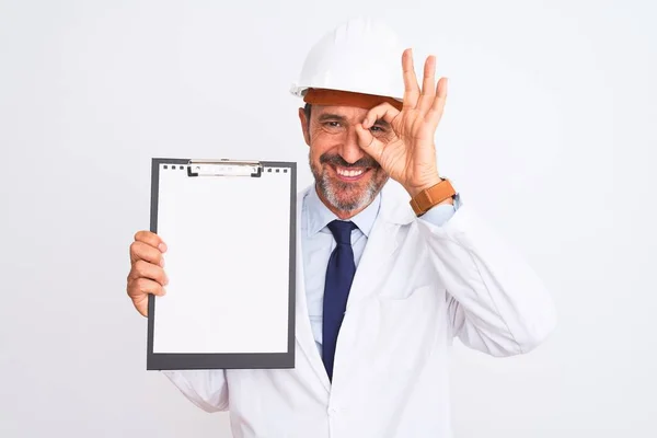 Senior Ingenieur Man Met Een Veiligheidshelm Die Klembord Geïsoleerde Witte — Stockfoto