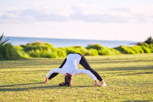 Young Beautiful Sportwoman Practicing Yoga Coach Teaching Postures Park — Stock Photo, Image