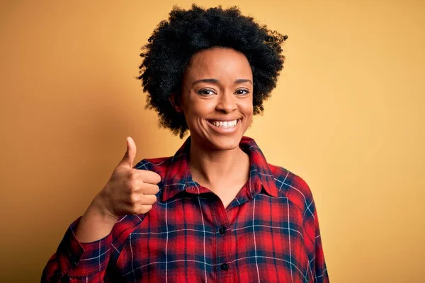 Ung Vacker Afroamerikansk Afro Kvinna Med Lockigt Hår Bär Avslappnad — Stockfoto