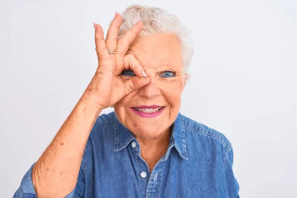 Senior Grauhaarige Frau Lässigem Jeanshemd Vor Isoliertem Weißem Hintergrund Stehend — Stockfoto
