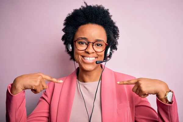 Jovem Operadora Call Center Afro Americana Com Cabelo Encaracolado Usando — Fotografia de Stock