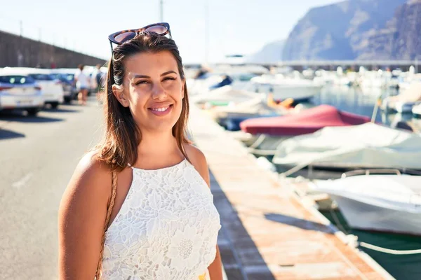 Giovane Bella Donna Porto Marino Intorno Alle Barche Sorridente Felice — Foto Stock