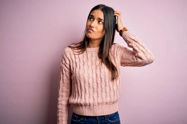 Jonge Mooie Brunette Vrouw Dragen Casual Trui Geïsoleerde Roze Achtergrond — Stockfoto