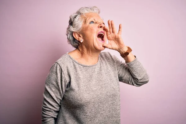 Starší Krásná Žena Neformálním Tričku Stojící Nad Izolovaným Růžovým Pozadím — Stock fotografie