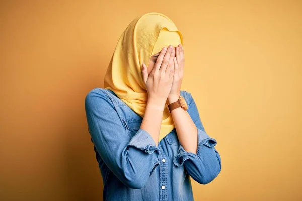 Młoda Piękna Dziewczyna Nosząca Muzułmański Hidżab Stojąca Nad Odizolowanym Żółtym — Zdjęcie stockowe